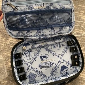 Oliver Thomas family jewels case